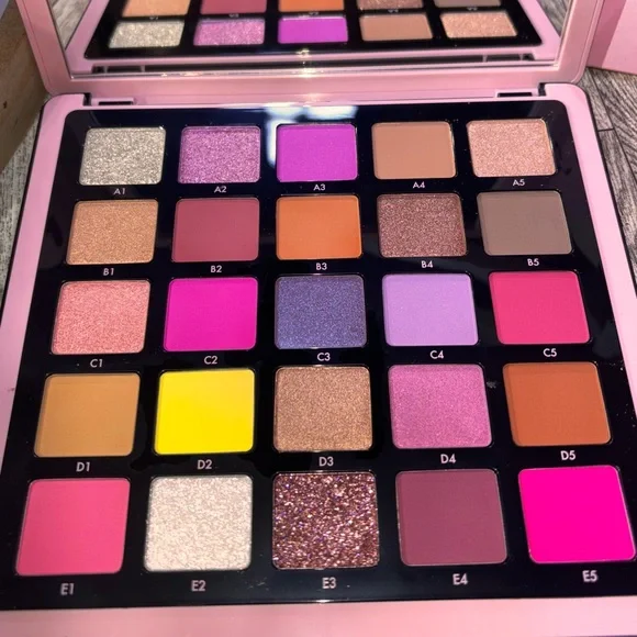 Anastasia Beverly Hills Norvina Volume 4 Face & Body Palette - Picture 5 of 5